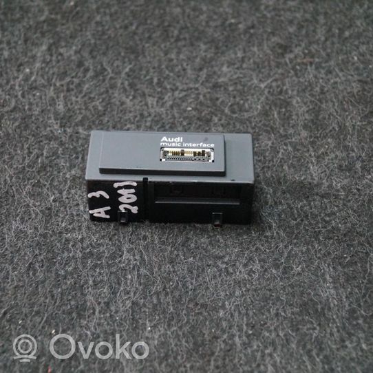 Audi A3 S3 8V AUX-pistokeliitin 8V0035736