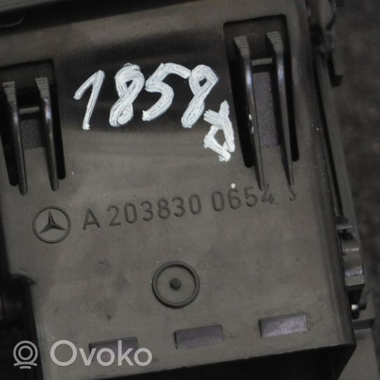 Mercedes-Benz C W203 Dysze / Kratki nawiewu deski rozdzielczej A2038300654