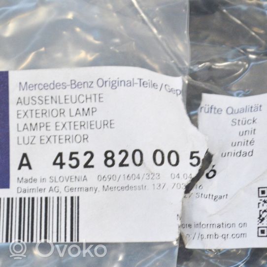 Mercedes-Benz ML W164 Lampa oświetlenia tylnej tablicy rejestracyjnej A4528200056