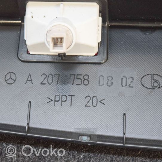 Mercedes-Benz E A207 Bagažinės slenksčio apdaila A2077580802