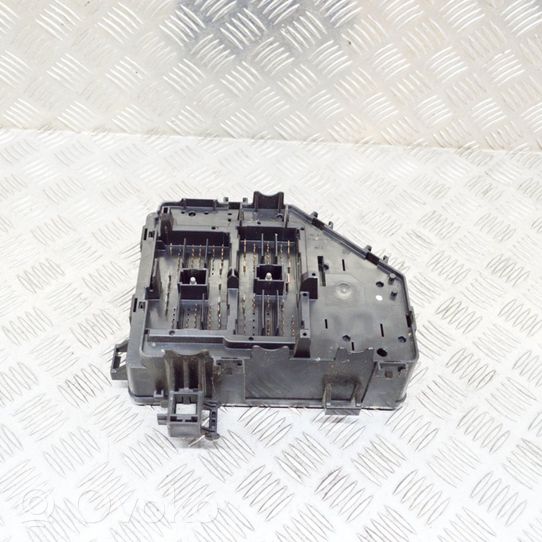 Cadillac SRX Relay mounting block 25787959