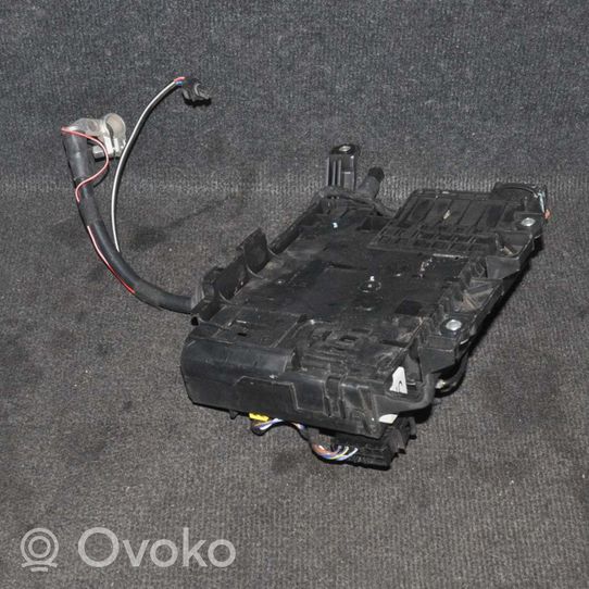 Volkswagen Touareg II Relay mounting block 7P0937548F