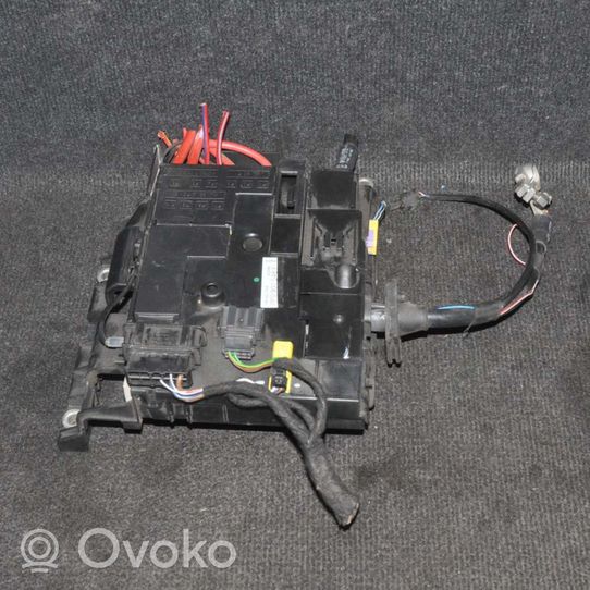 Volkswagen Touareg II Relay mounting block 7P0937548F