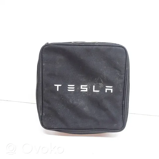 Tesla Model 3 Sähköauton latauskaapeli 147907500C