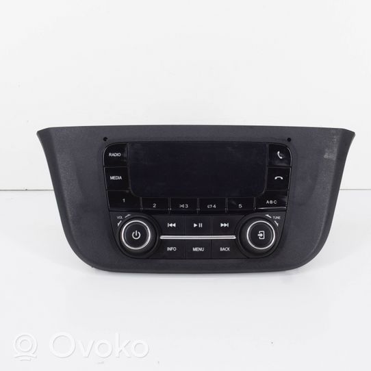 Iveco Daily 6th gen Panel / Radioodtwarzacz CD/DVD/GPS 5802256358