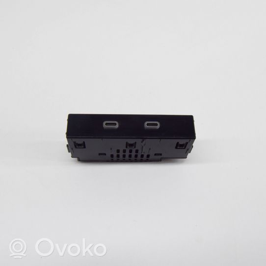 Skoda Kamiq USB socket connector 657035736