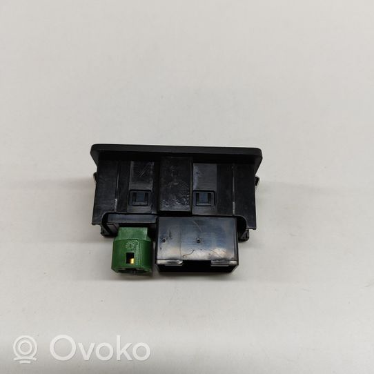 Volkswagen Golf VII AUX in-socket connector 5G0035222A