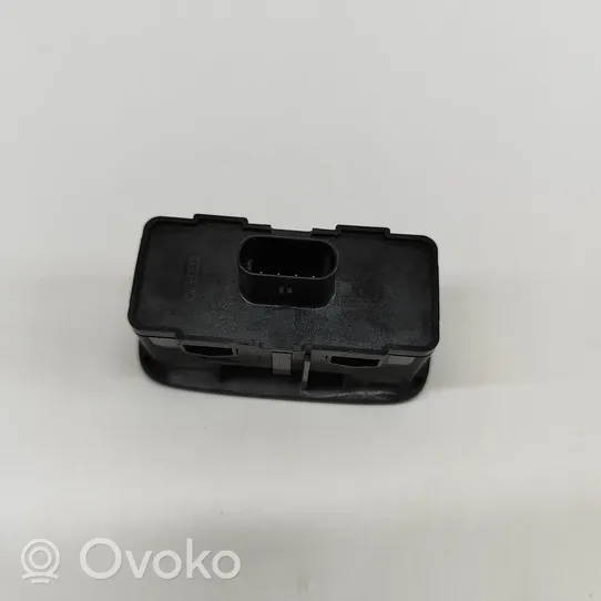 Volvo S90, V90 Takaluukun avauskytkimen painike/kytkin 31674801