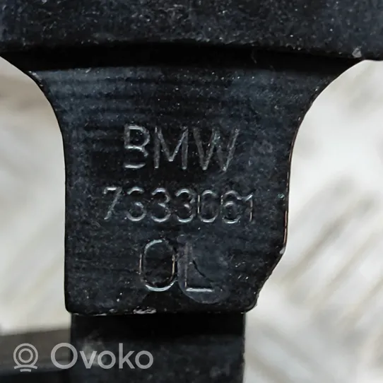 BMW 5 G30 G31 Задняя нижняя петля 7333061