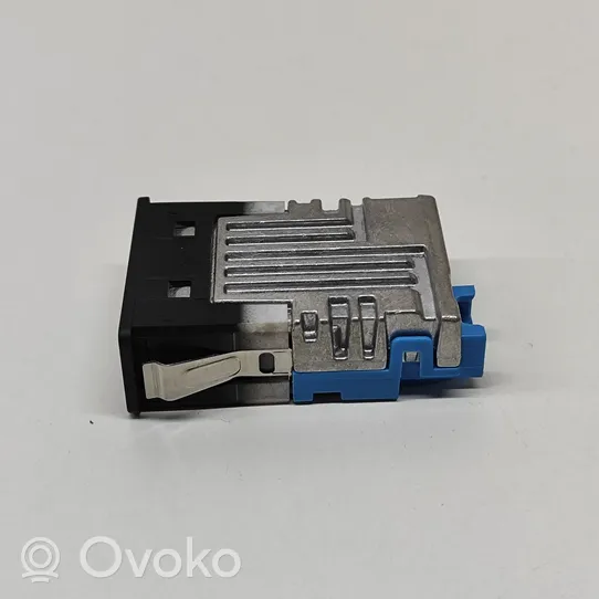 BMW 4 G22 G23 G24 G26 Gniazdo / Złącze USB 8711940