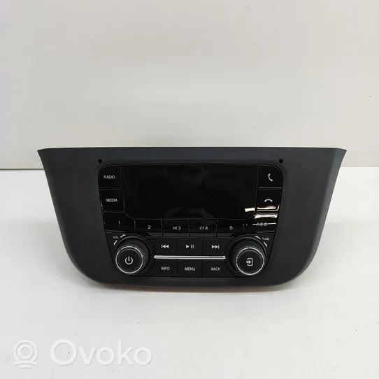 Iveco Daily 6th gen Panel / Radioodtwarzacz CD/DVD/GPS 5802256358