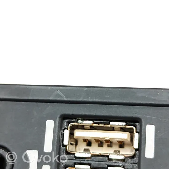 Lexus GS 300 350 430 450H Connettore plug in AUX 8619053051