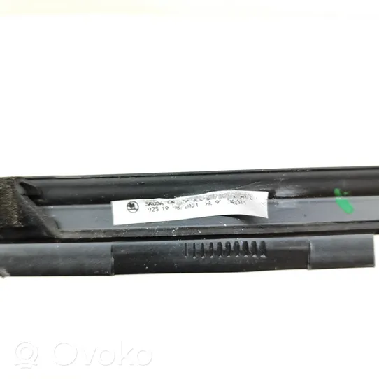 Skoda Enyaq iV Takaoven lasin muotolista 5LG839475A