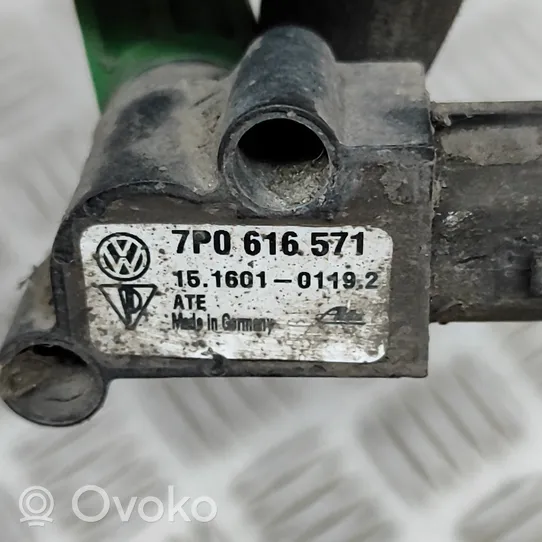 Volkswagen Touareg II Capteur de hauteur de suspension arrière 7P0616571