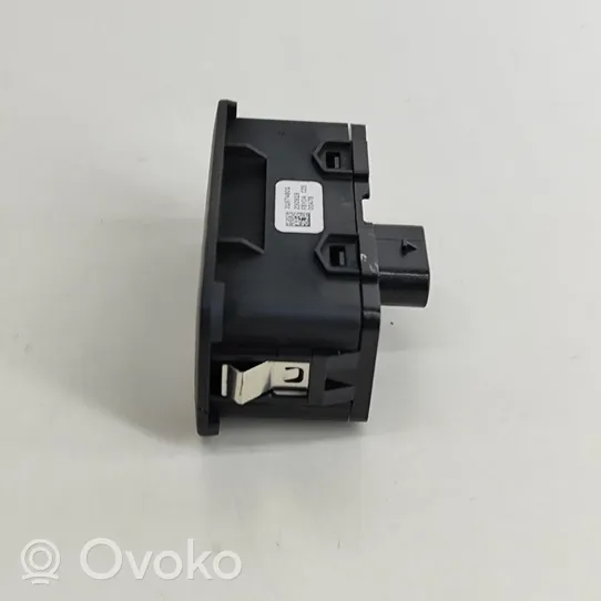 Volvo XC40 Przycisk otwierania klapy bagażnika 31674801