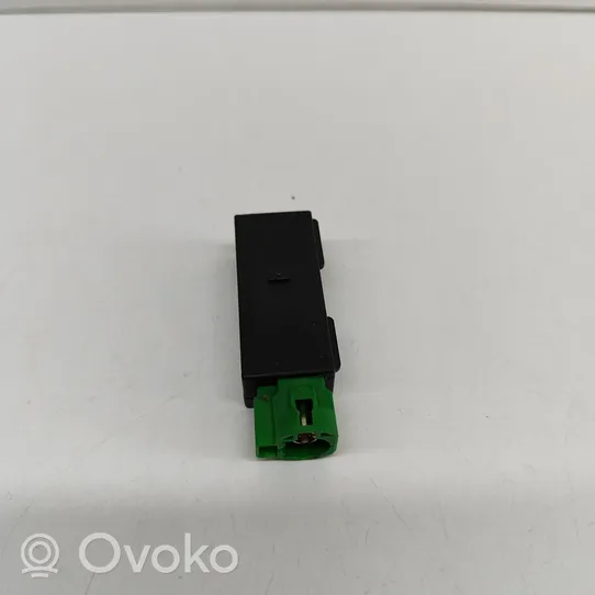 Skoda Karoq USB-pistokeliitin 5Q0035726E