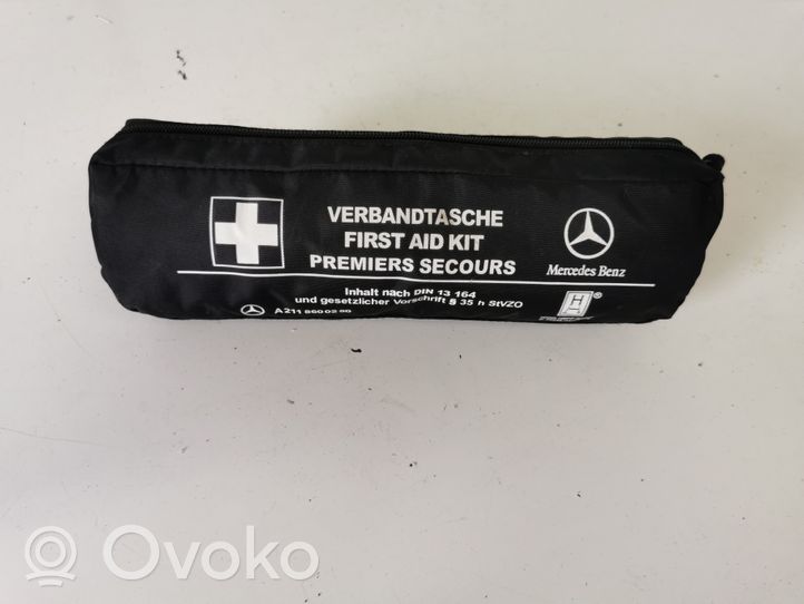 Mercedes-Benz E W211 Kit di pronto soccorso A2118600250