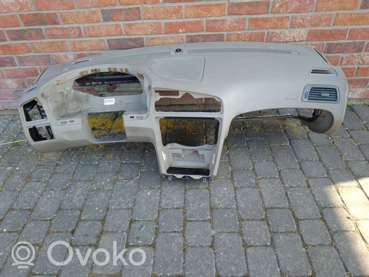 Volvo V70 Kojelauta 9177707