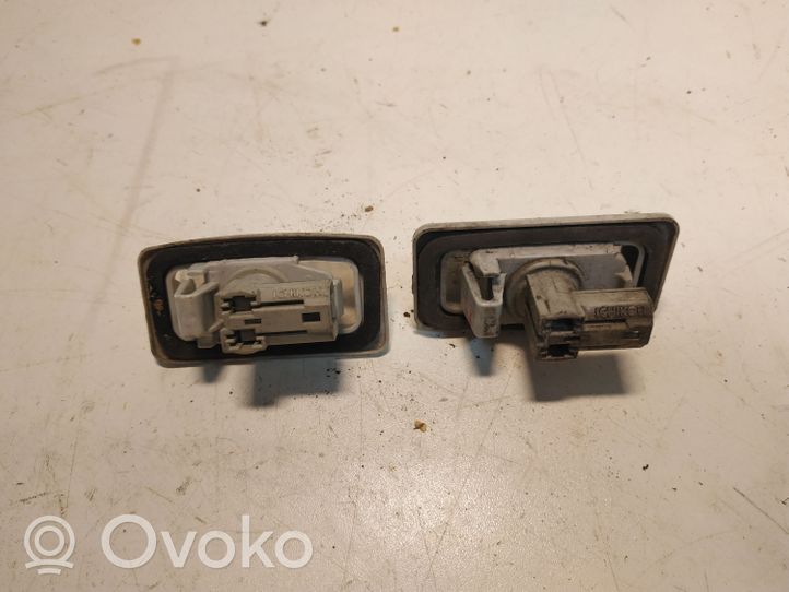 Toyota Previa (XR30, XR40) II Lampa oświetlenia tylnej tablicy rejestracyjnej 