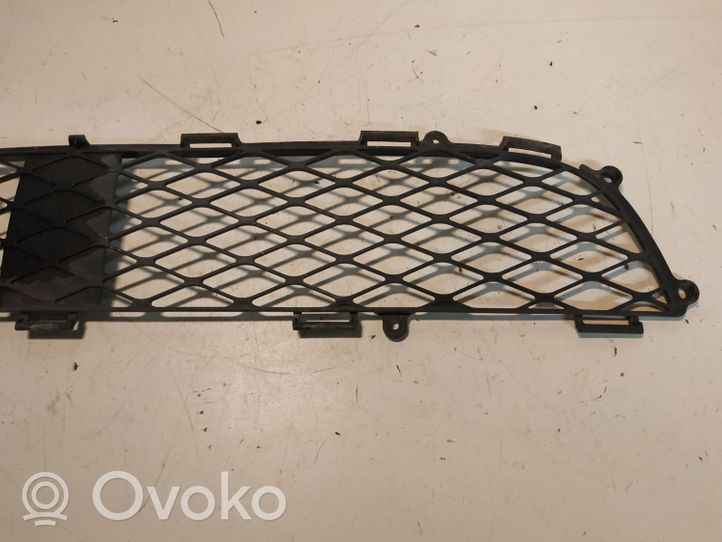 Toyota Yaris Etupuskurin alempi jäähdytinsäleikkö 531120D020