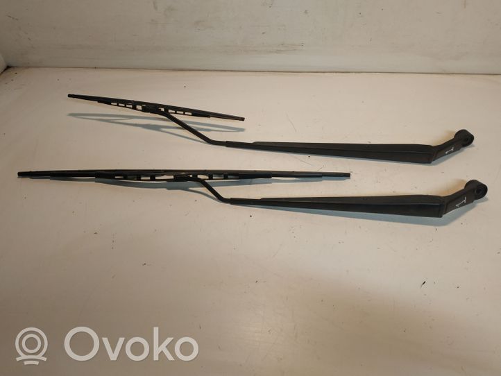 Toyota Corolla Verso AR10 Front wiper blade arm 1676