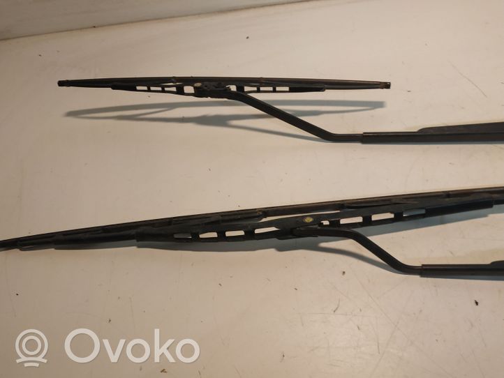 Toyota Corolla Verso AR10 Front wiper blade arm 1676