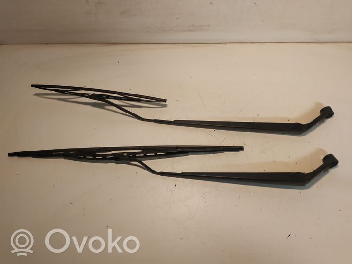 Toyota Corolla Verso AR10 Front wiper blade arm 1676