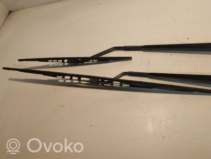 Toyota Corolla Verso AR10 Front wiper blade arm 1676