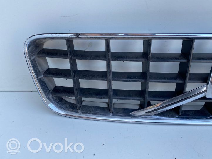 Volvo XC90 Grotelės viršutinės 8620641