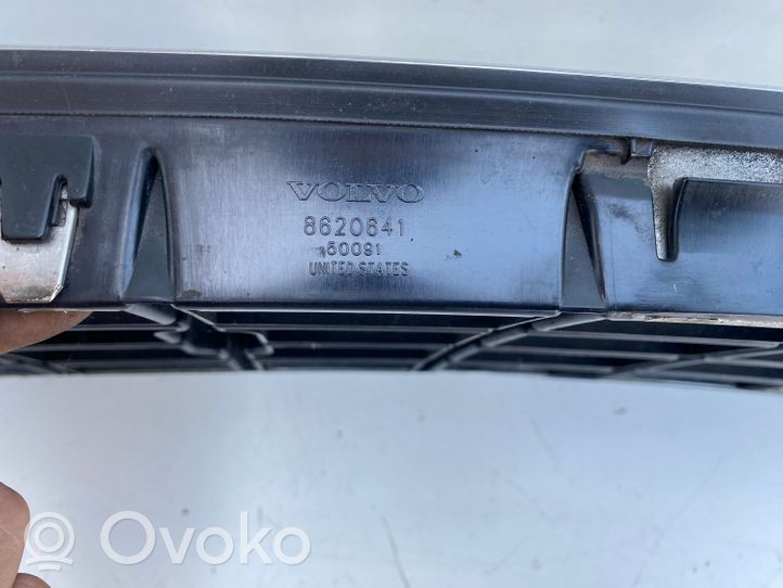 Volvo XC90 Grotelės viršutinės 8620641