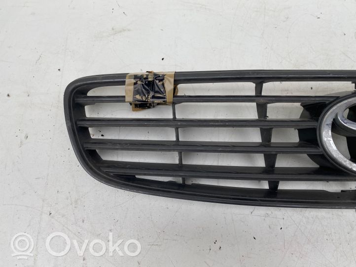 Toyota Corolla E110 Grille calandre supérieure de pare-chocs avant 