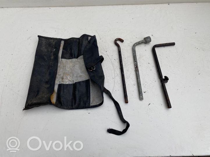 Toyota Previa (XR30, XR40) II Tool set 