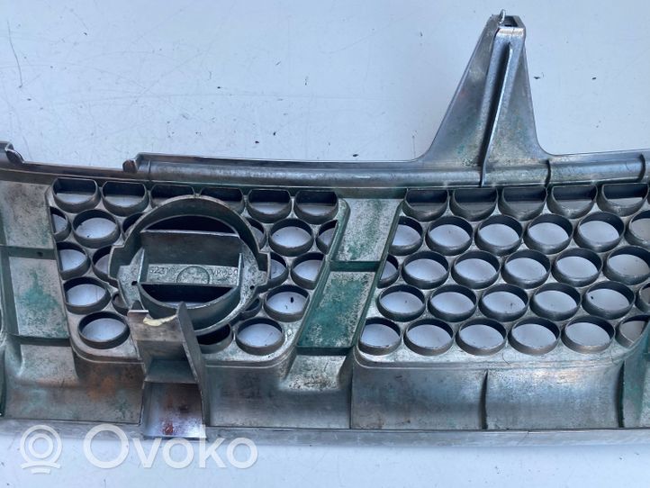 Nissan Navara D22 Grille calandre supérieure de pare-chocs avant 62310VK000