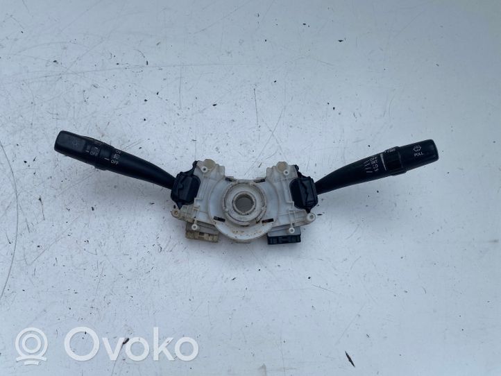 Toyota Avensis T220 Leva/interruttore dell’indicatore di direzione e tergicristallo 17B553