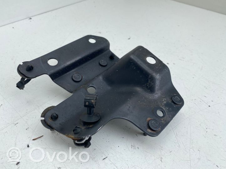 Ford Mondeo MK IV Kita variklio skyriaus detalė 