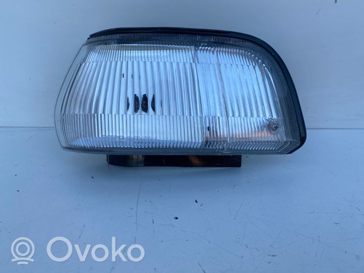 Toyota Corolla E90 Indicatore di direzione anteriore 082121556L