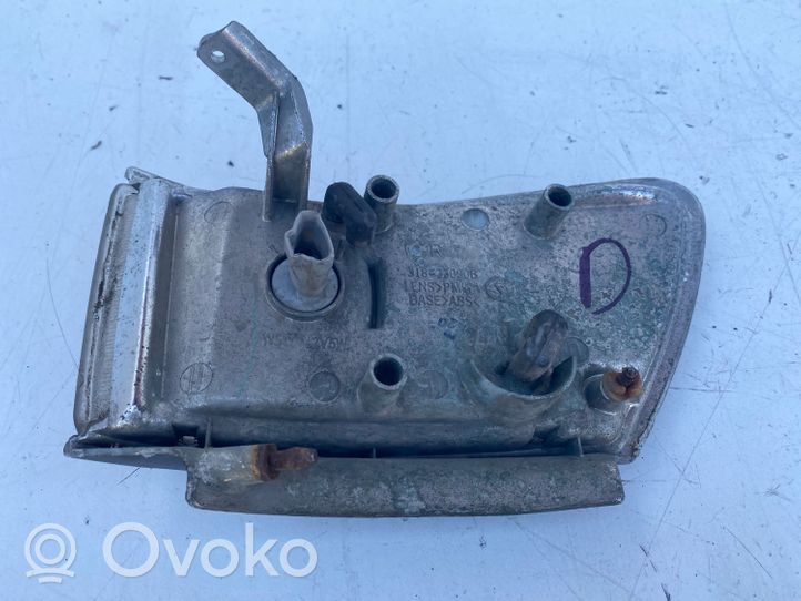 Toyota Corolla E90 Indicatore di direzione anteriore 31833090B