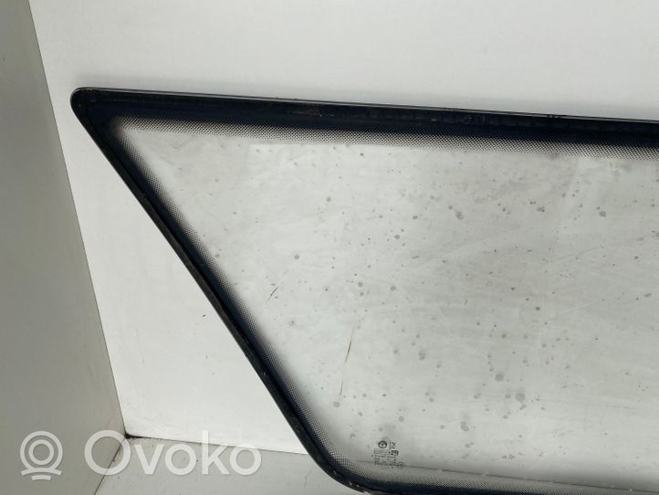 Peugeot 405 Fenêtre latérale avant / vitre triangulaire 