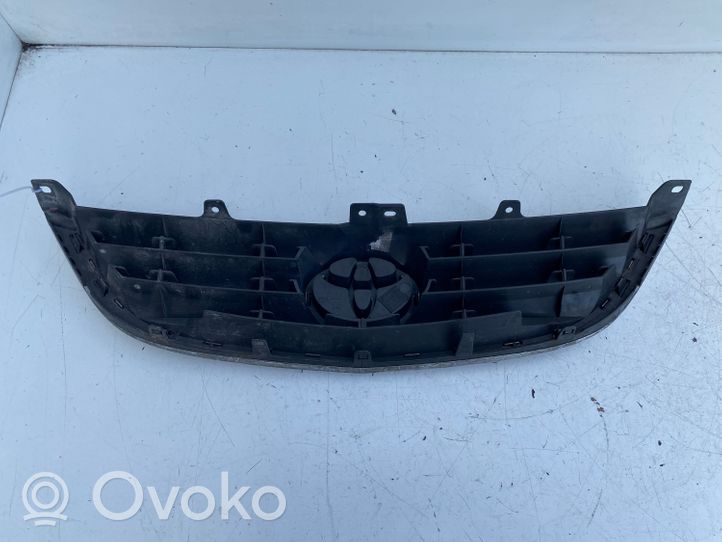 Toyota Avensis T220 Etupuskurin ylempi jäähdytinsäleikkö 5311105040A