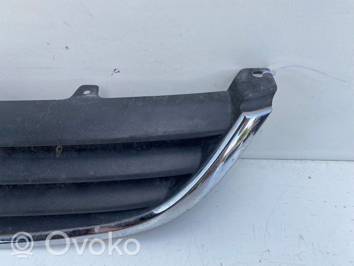 Toyota Avensis T220 Etupuskurin ylempi jäähdytinsäleikkö 5311105040A