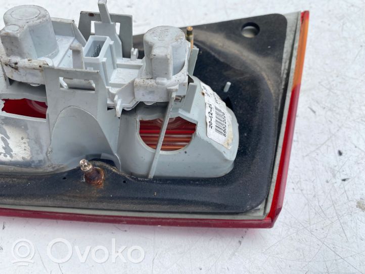 Toyota Avensis T220 Lampy tylnej klapy bagażnika 89022026