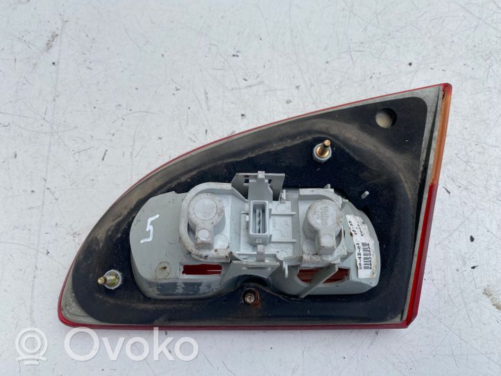 Toyota Avensis T220 Lampy tylnej klapy bagażnika 89022026