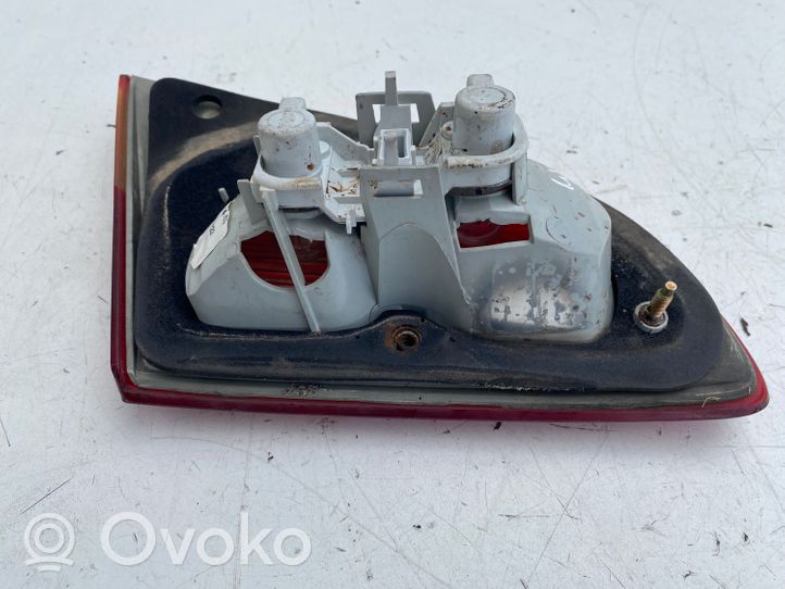 Toyota Avensis T220 Lampy tylnej klapy bagażnika 89022025