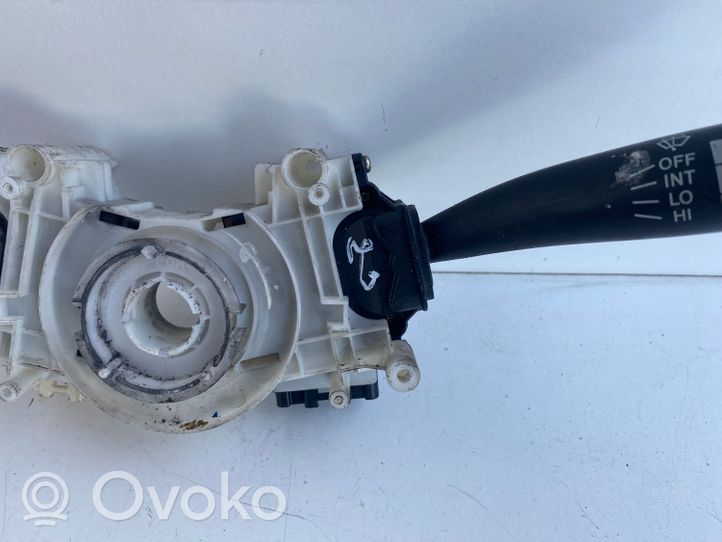 Toyota Avensis T220 Leva/interruttore dell’indicatore di direzione e tergicristallo 17B553