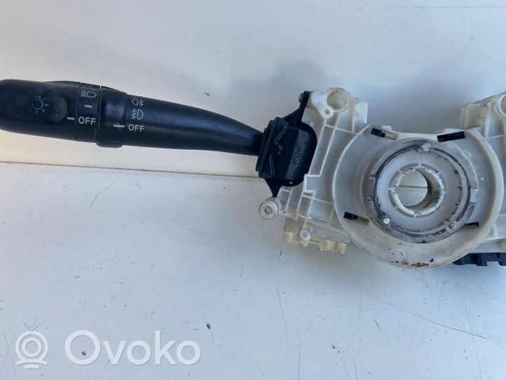 Toyota Avensis T220 Leva/interruttore dell’indicatore di direzione e tergicristallo 17B553