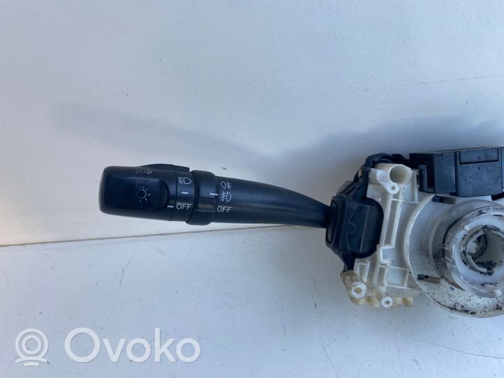 Toyota Avensis T220 Leva/interruttore dell’indicatore di direzione e tergicristallo 17B553