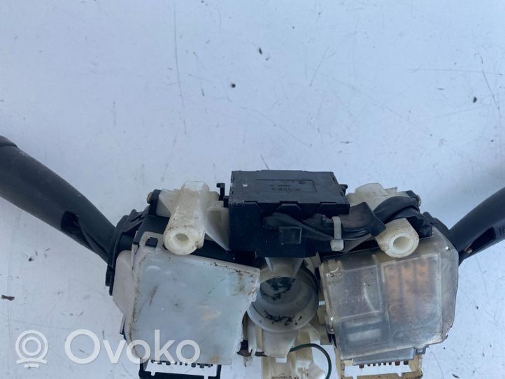 Toyota Avensis T220 Leva/interruttore dell’indicatore di direzione e tergicristallo 17B553