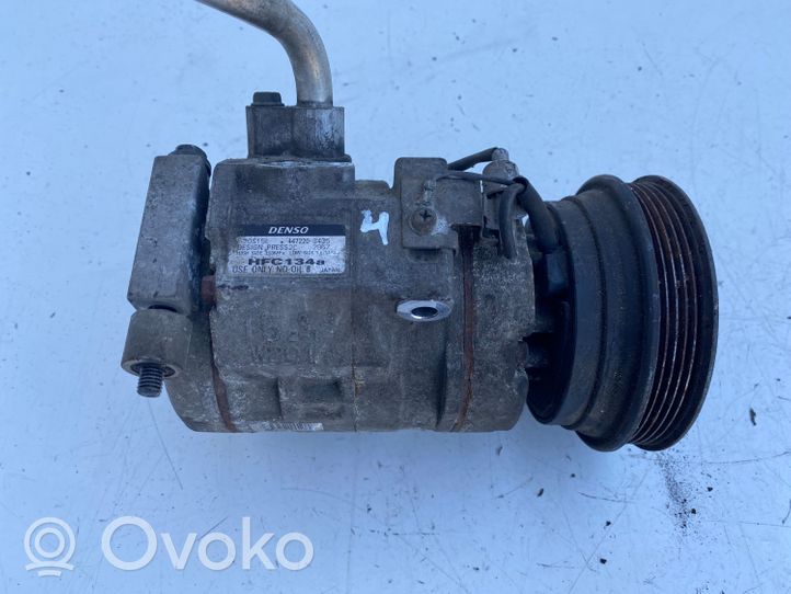 Toyota Avensis T220 Ilmastointilaitteen kompressorin pumppu (A/C) 4472203435