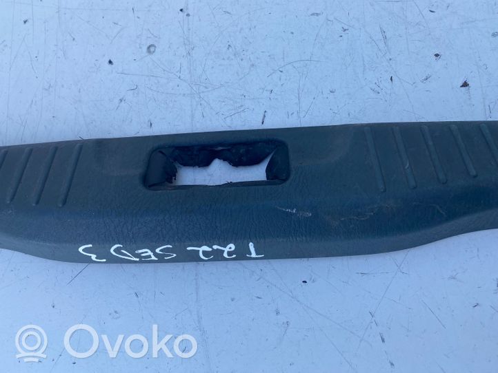 Toyota Avensis T220 Rivestimento di protezione sottoporta del bagagliaio/baule 5838705050