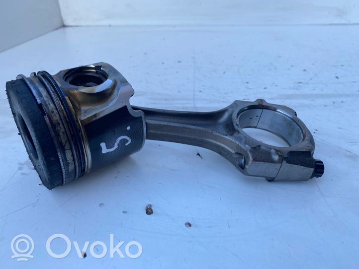 Toyota Avensis T220 Piston with connecting rod 